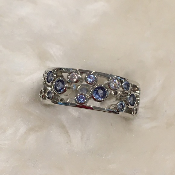 Elegant Vine Ring - Picture 4 of 6